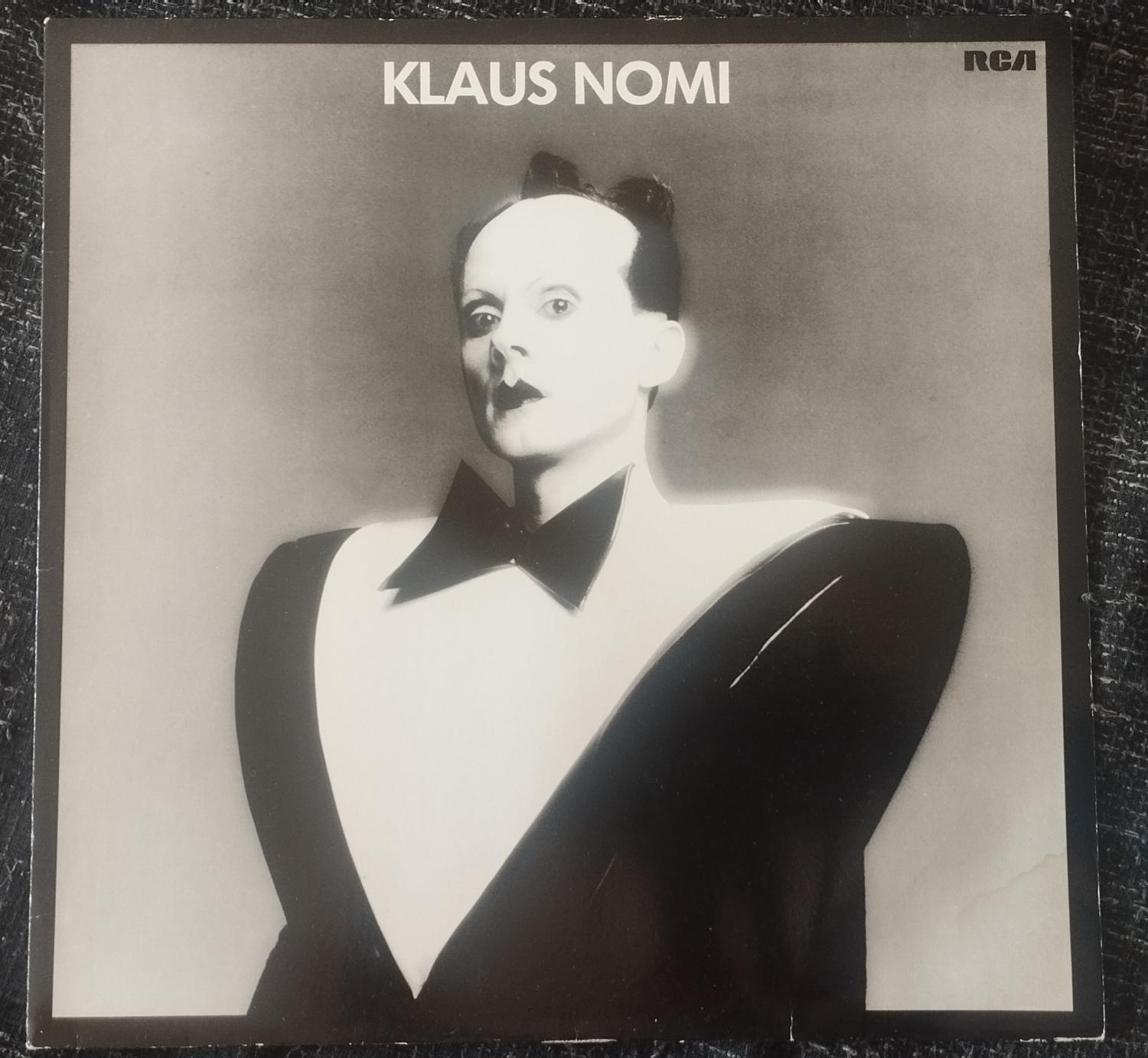 Pochette en noir et blanc d'un album de Klaus Nomi. Il porte son fameux costume aux épaulettes démesurées !
