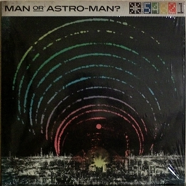 Une pochette de disque : sur un fonds sombre, on voit en bas de la pochette ce qui semble être une ville futuriste stylisée en noir en blanc. Au centre de la ville, une explosion d'où rayonne des arcs, successivement rose, bleu, vert et jaunes. En haut de la pochette, une bande blanche avec le nom du groupe et le titre de l'album