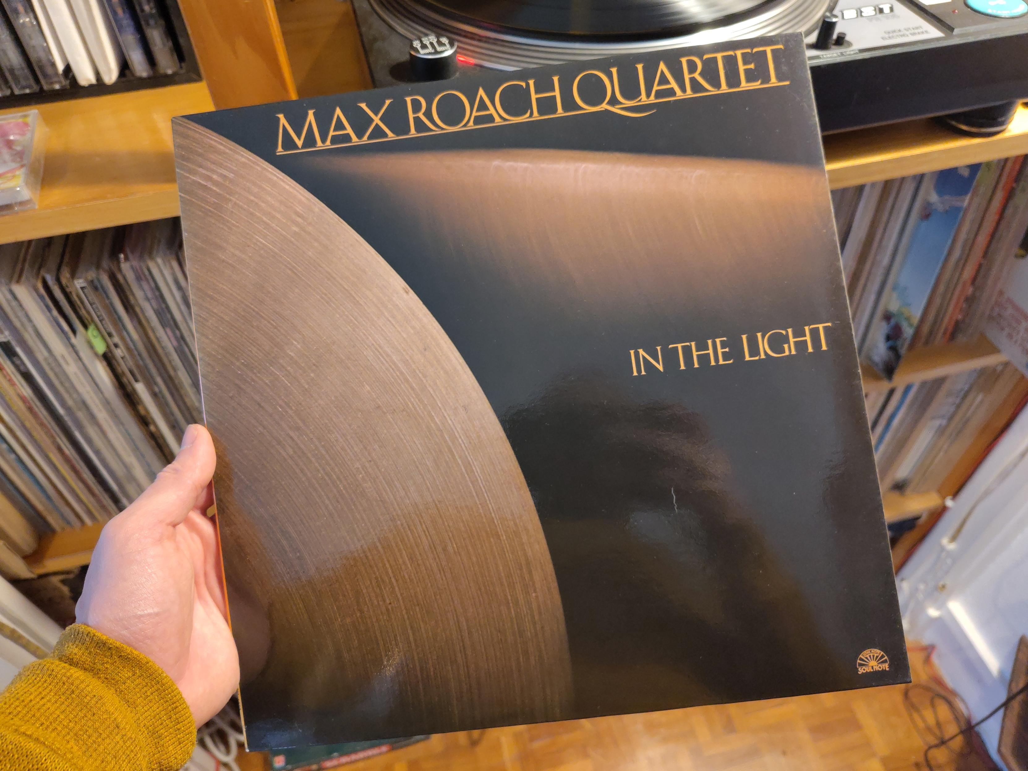 Pochette sur fond noir. Une photo de Max Roach jouant de la batterie. Sur la partie gauche, l'arc-de-cercle strié d'une cymbale. En haut à droite une baguette en plein mouvement, floue jusqu'à l'abstraction. Les couleurs sont d'une teinte marron-jaune, comme Saturne. L'ensemble donne une impression de photographie de l'espace.