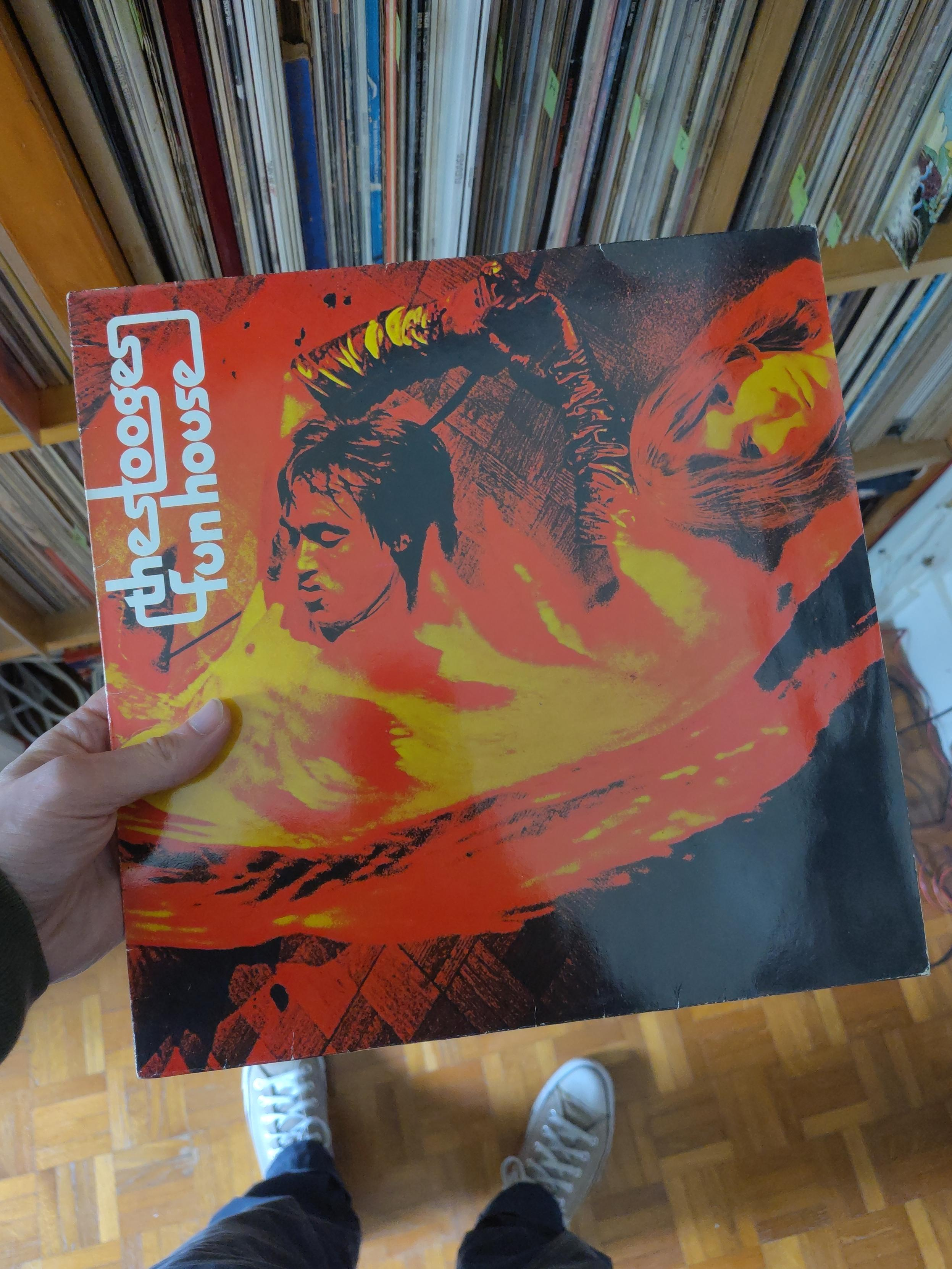 Photo très contrastée, en nuances de noir, rouge et jaune. Les membres de groupe, et en particulier Iggy Pop, dans un tourbillon de poses qui font penser à un furieux incendie et jouent avec la disparition de « haut » et de « bas »