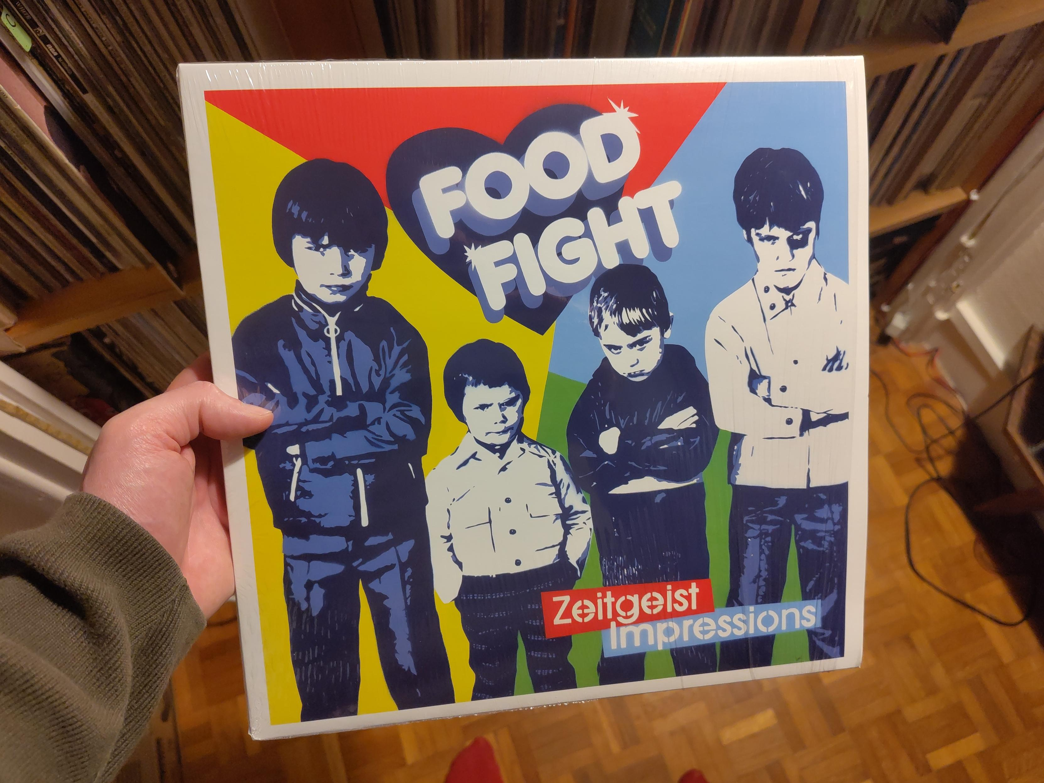 Les membres du groupe, enfants. Ils ont tous les bras croisés ou les mains dans les poches et jouent les durs, l'un d'entre eux a un coquard et ils sont habillés comme des rockers (vestes en jean, jogging, col pelle-à-tarte...). Le fond est divisé géométriquement en jaune, rouge, vert et bleu pâle. Le nom du groupe apparaît sur un cœur.