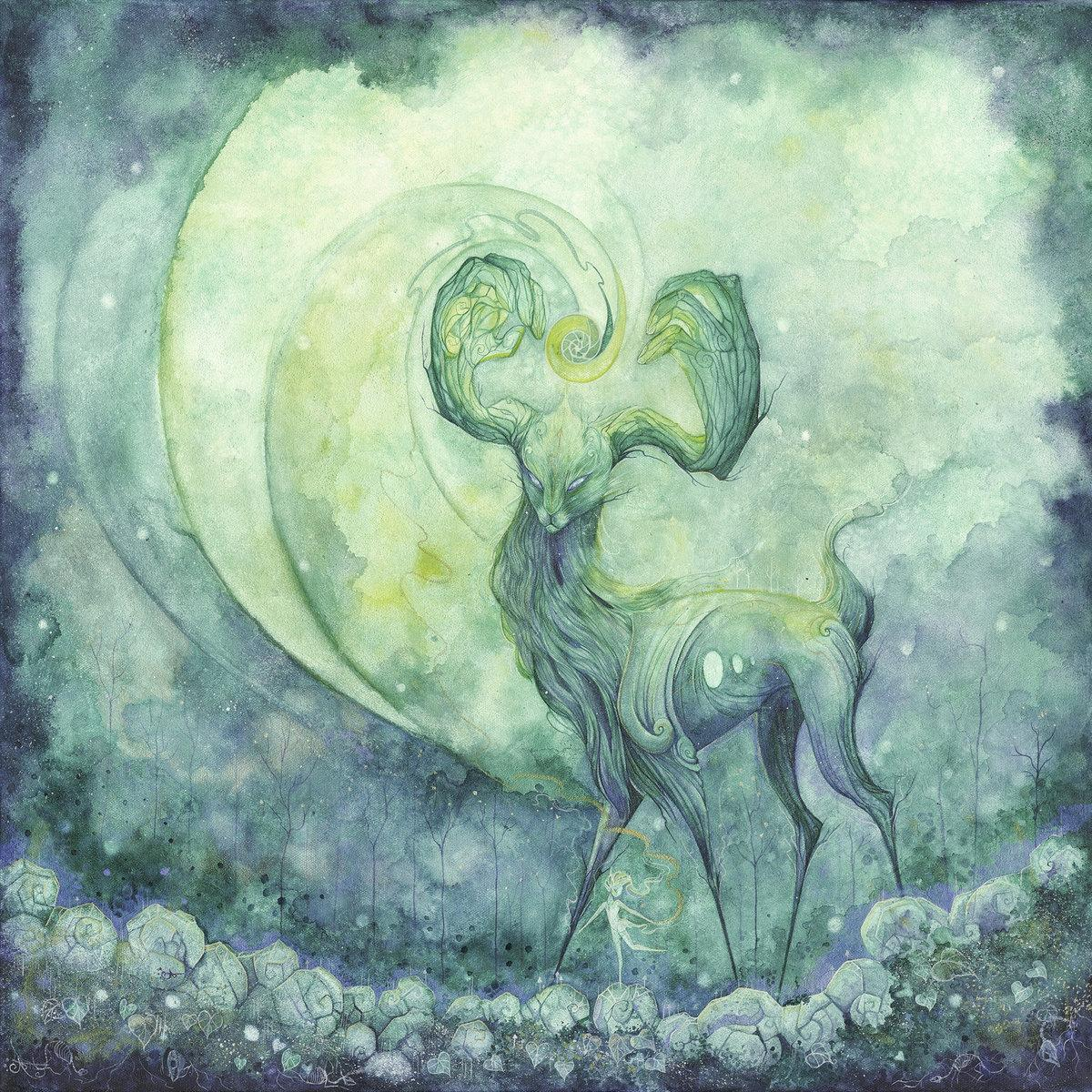 Un animal chimère entre un chevreuil dont les bois forment les doigts d'une main, un fisage félin avec une crinière. Dans une ambiance vert/bleu à l'aquarelle