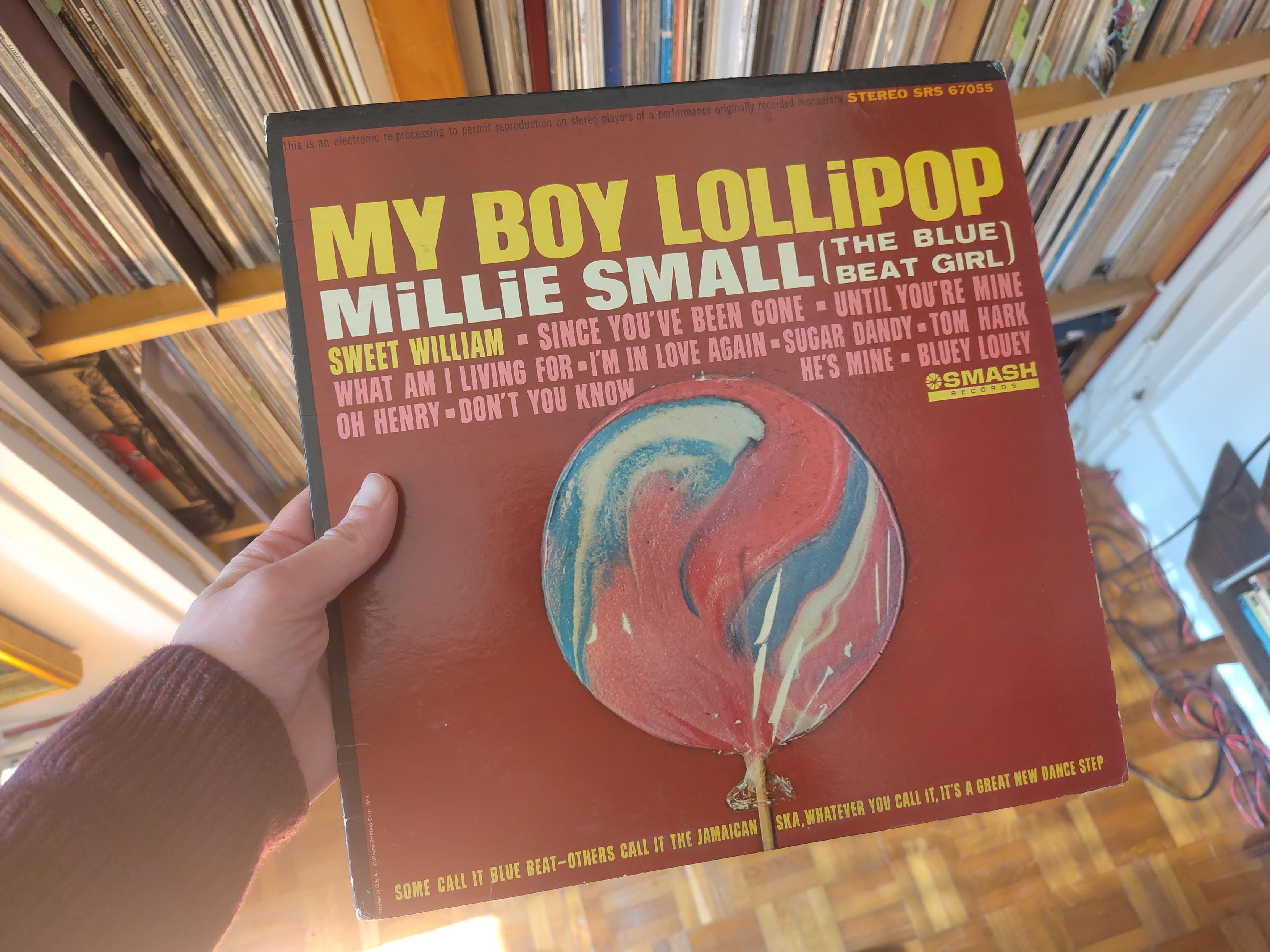 Pochette rouge, dont la partie supérieure est remplie par les titres des morceaux en grosse typo épaisse. Le premier morceau donne aussi son nom à l'album. Dans la partie basse, une grosse sucette ronde et multicolore occupe plus de la moitié de l'espace total.