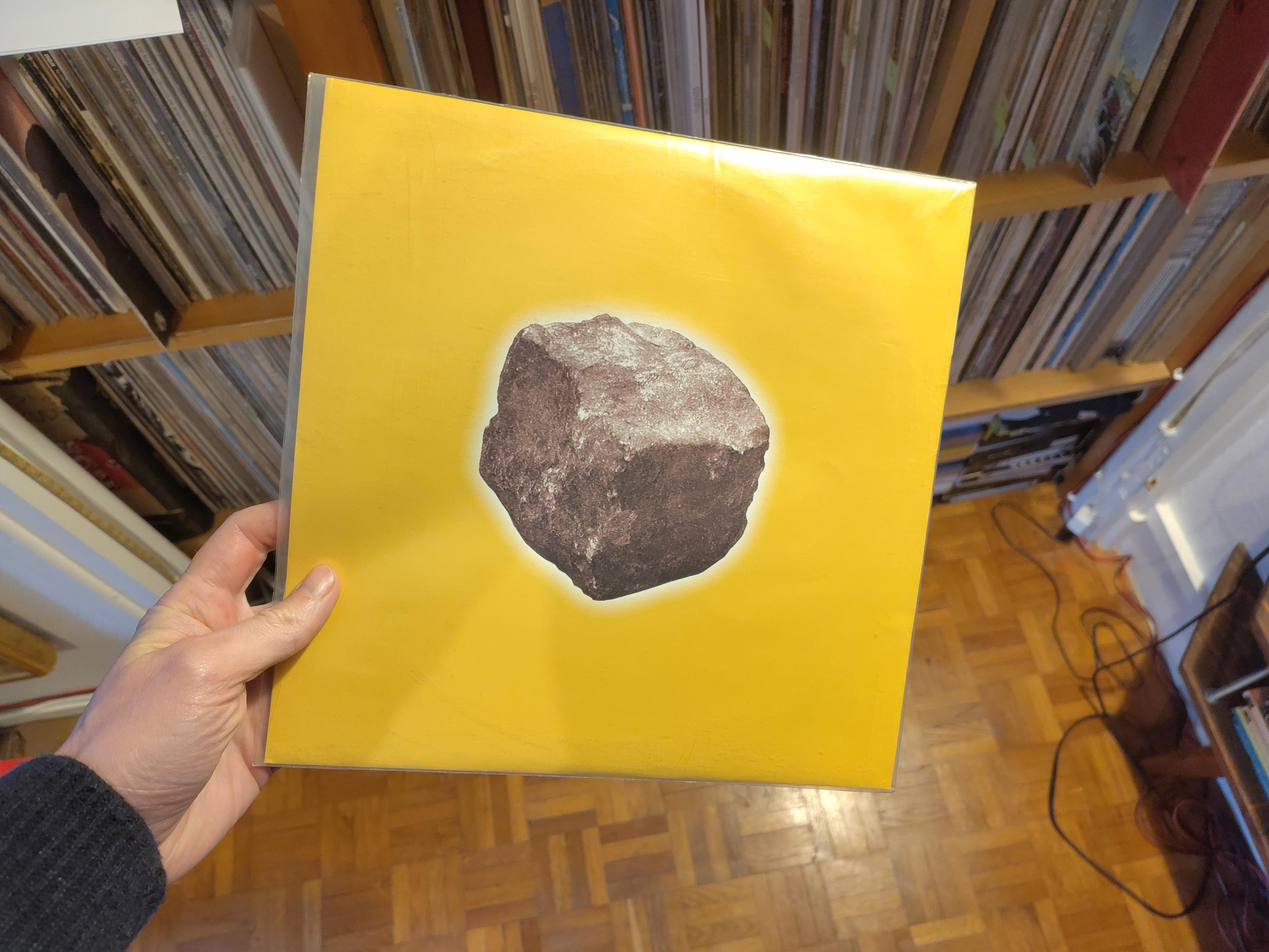 Pochette intégralement jaune, avec au milieu un gros pavé, légèrement entouré d'un halo blanc.