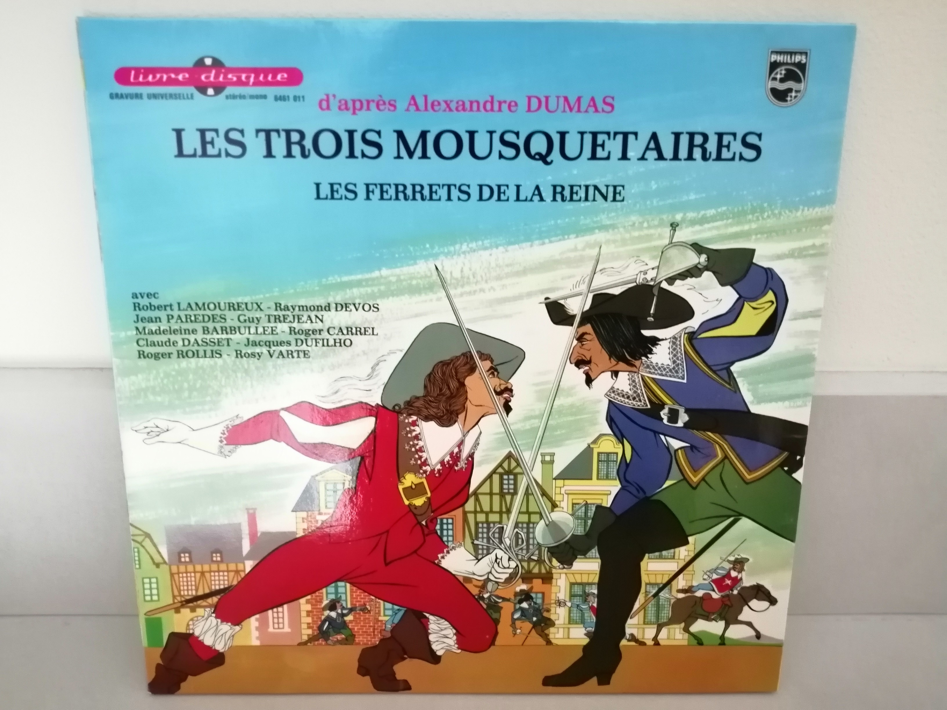 Dessin représentant deux hommes en tenue de mousquetaires en train de croiser le fer.