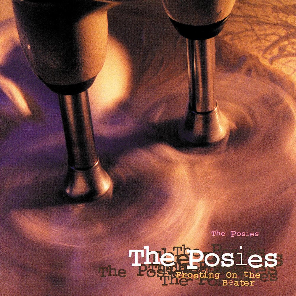 2 fouets d'un batteur électrique en train de monter des blancs en neige. La couleur est dorée avec des reflets violets.En bas à droite, le nom du groupe The Posies plusieurs fois, superposés, et le titre de l'album dessous Frosting On the Beater