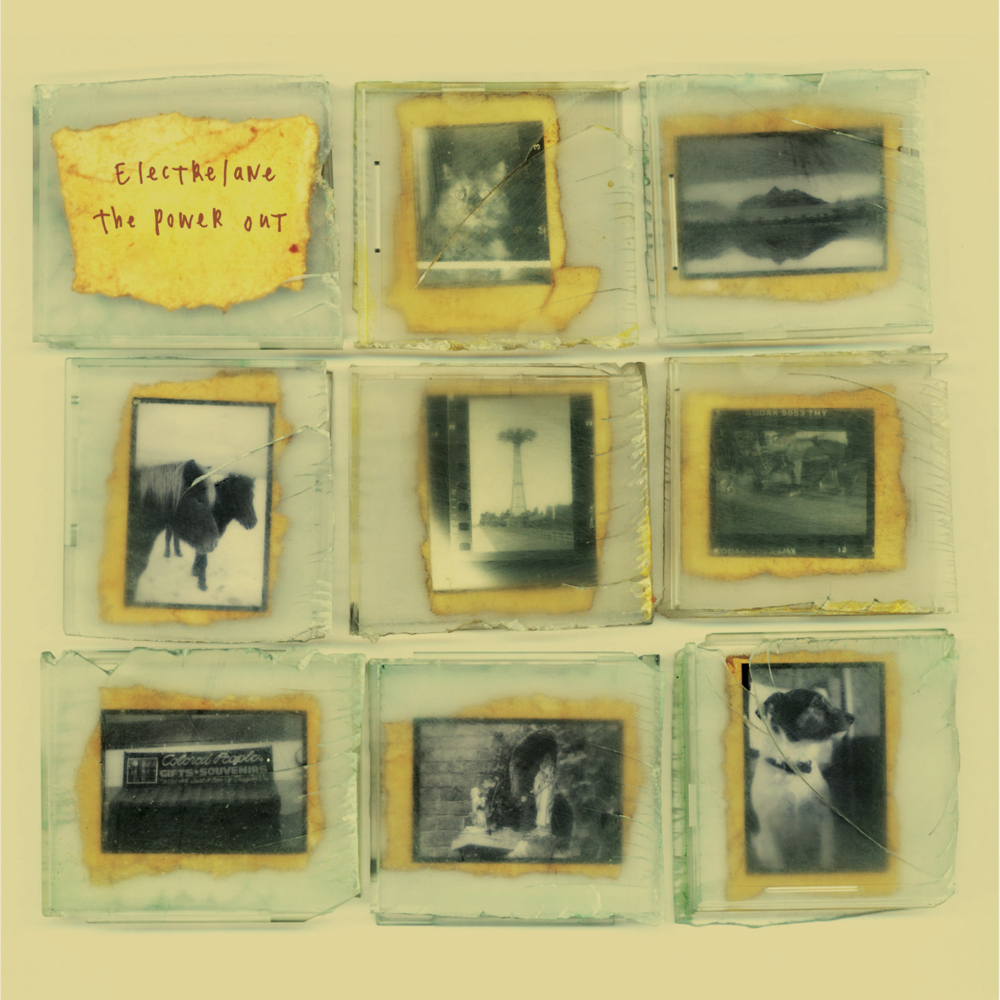 9 pochettes plastiques sur un fond jaune pâle. La première pochette contient un post it jaune abîmé avec le nom du groupe et de l'album, les autres des photos en noir et blanc encadré de jaune 