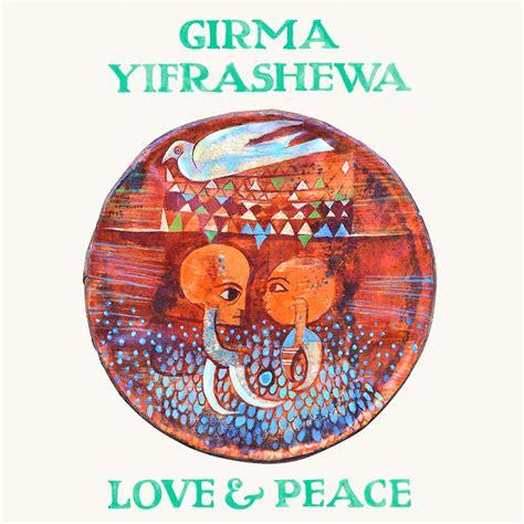 Pochette blanche avec le nom du pianiste Girma Yifrashewa et le titre Love & Peace en majuscule et en vert, un médaillon centrale rouge dessinée avec un oiseau blanc survolant deux visages anthropomorphes