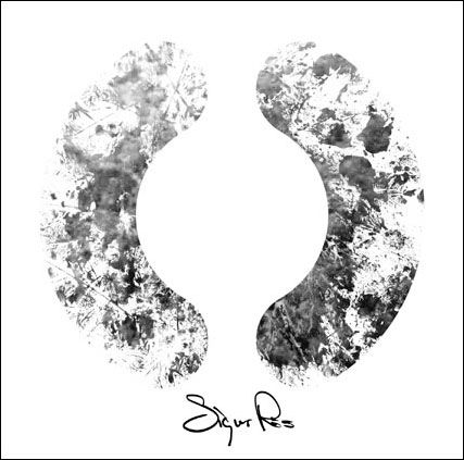 Un pochette blanche, au milieu deux parenthèses  tracées dans une texture noire et blanche. En dessous, le nom du groupe caligraphié 