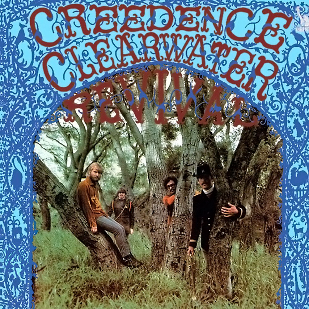 Une photo du groupe en train de poser dans des arbres. Sur les côtés et au dessus de là photo, il y a un cadre bleu clair avec un motif végétal de style "paisley" bleu sombre", et le nom du groupe en lettres rouges mêlées au motif.