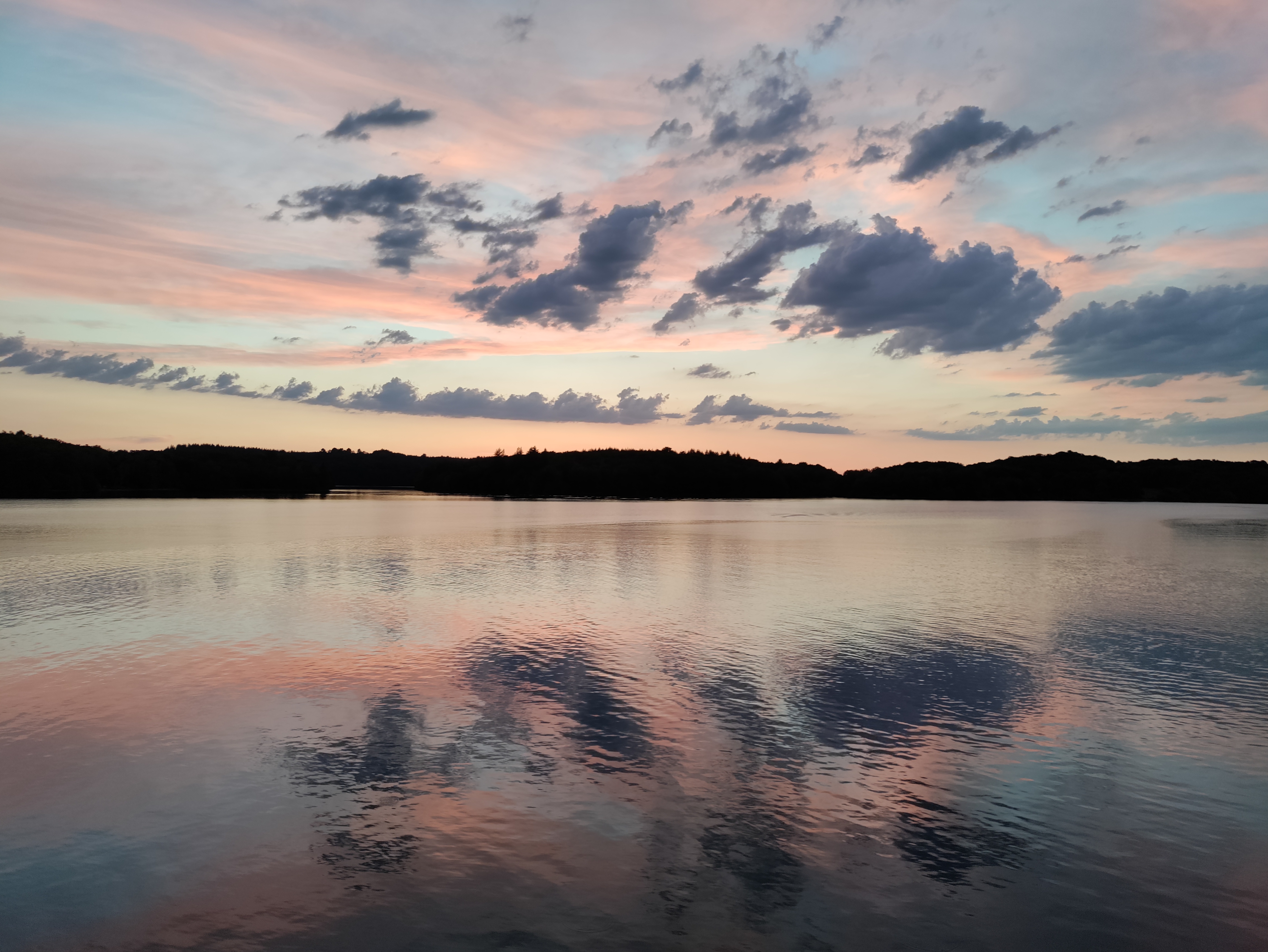le soir tombe sur le lac