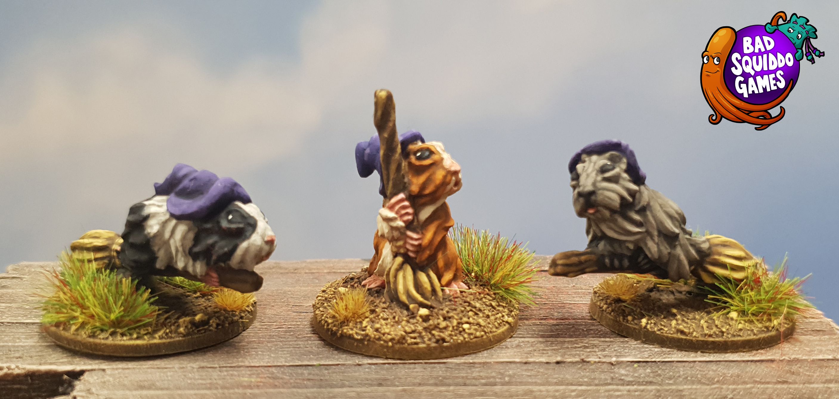 Trois figurines de "hamster-sorcières". Les trois figurines ont des chapeau de sorcières, eux d'entre elles sont en train de voler sur leurs balais, la troisième le tiens juste à la main